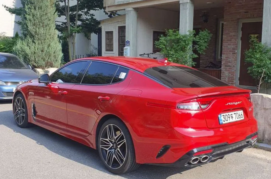 KIA Stinger foto 1