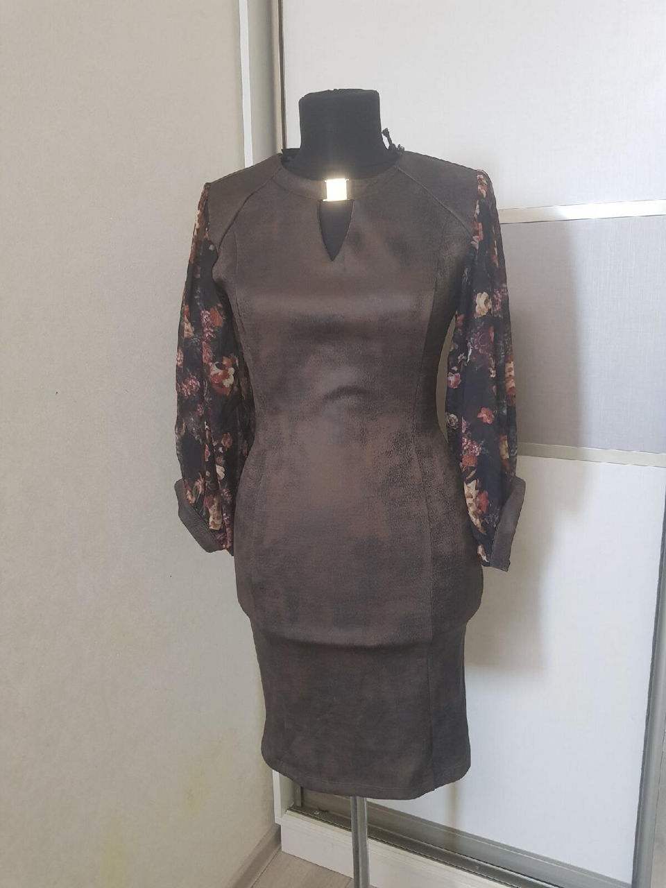 Продаю два платья.