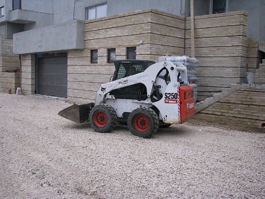 Lucrari cu  minitractor Bobcat foto 8