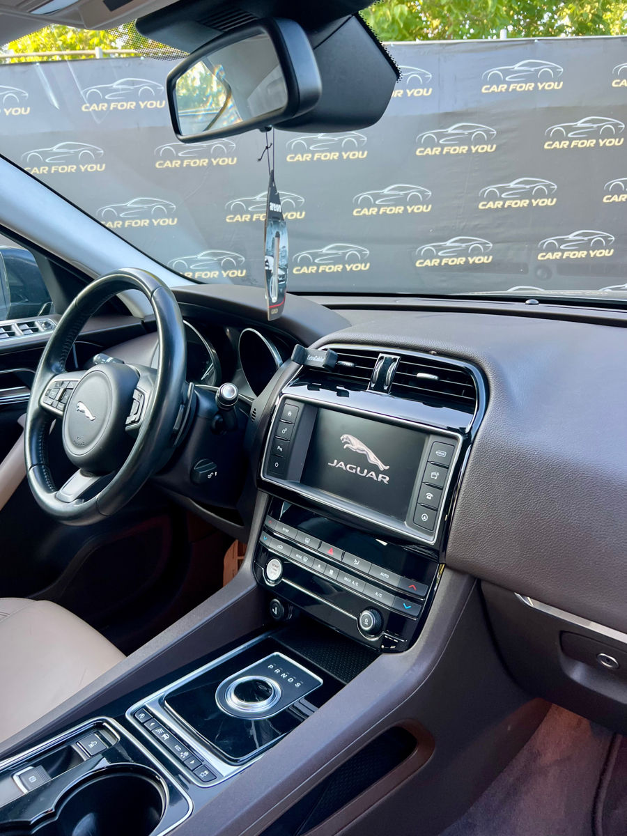 Jaguar F-PACE foto 8