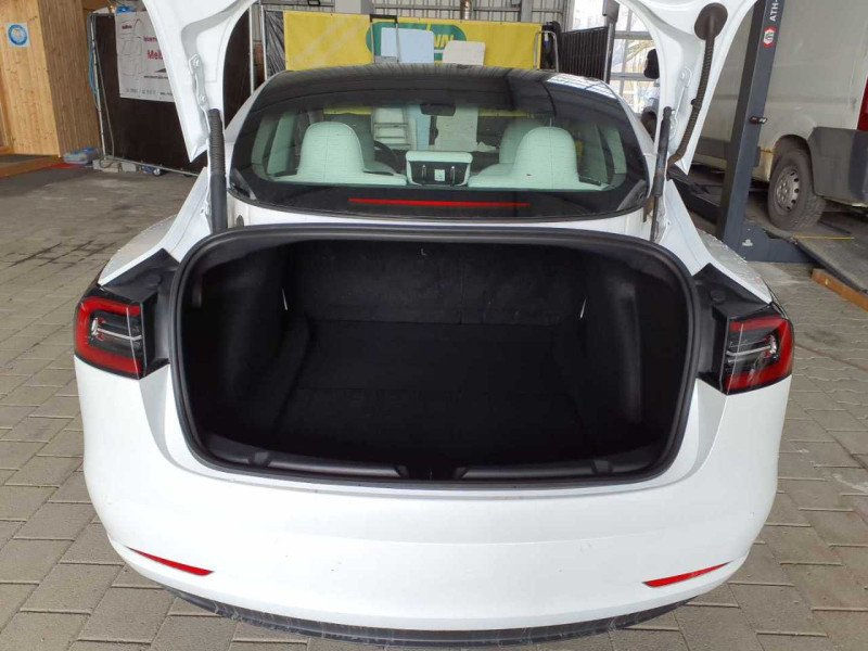 Tesla Model 3 foto 11