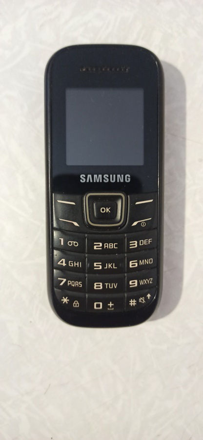 кнопочный телефон Samsung с зарядкой за 300 лей