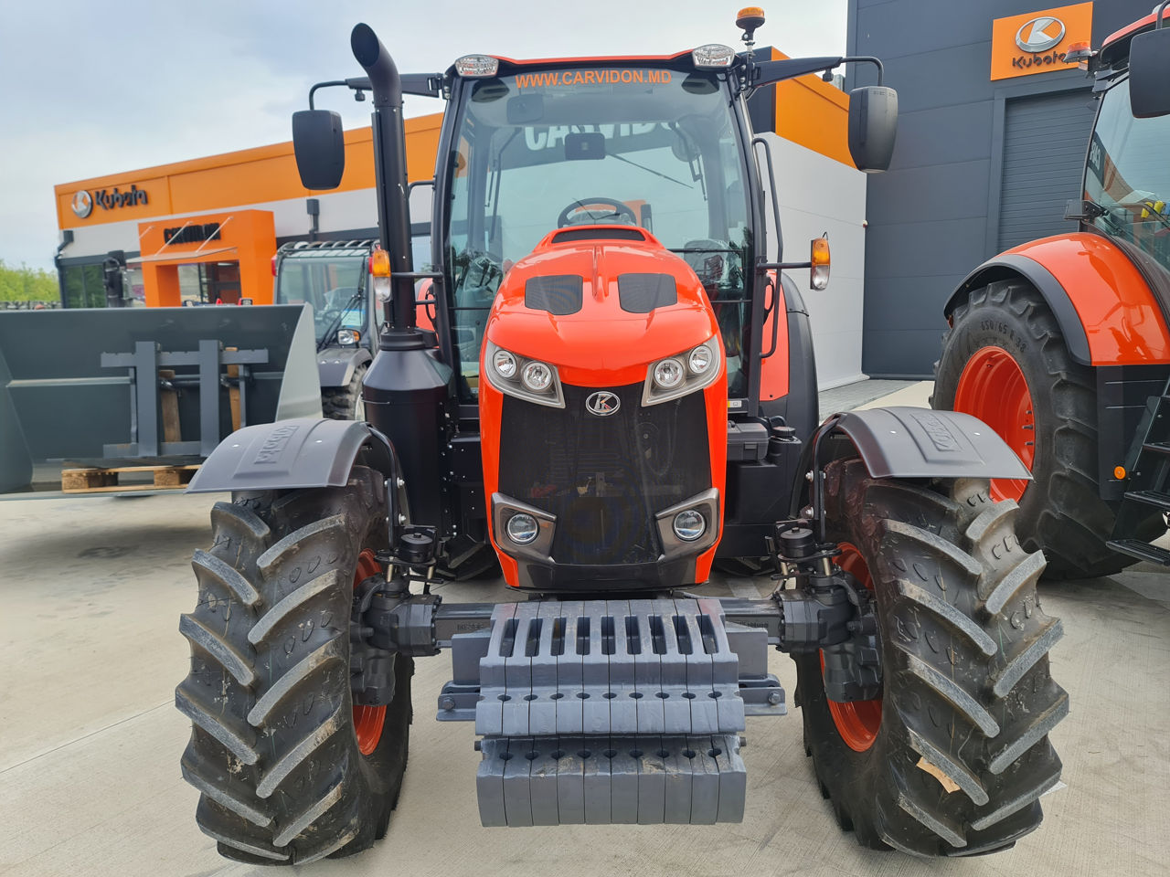 Kubota M6-121 Utility foto 1