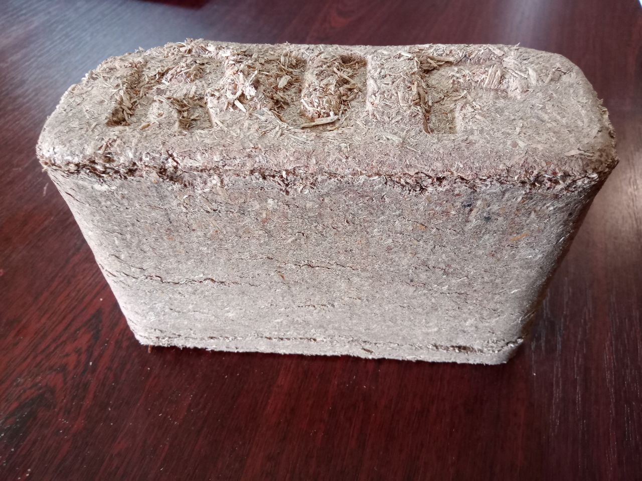 Brichete si peleti  pentru foc din biomasa   răsărită  şi lemn foto 3