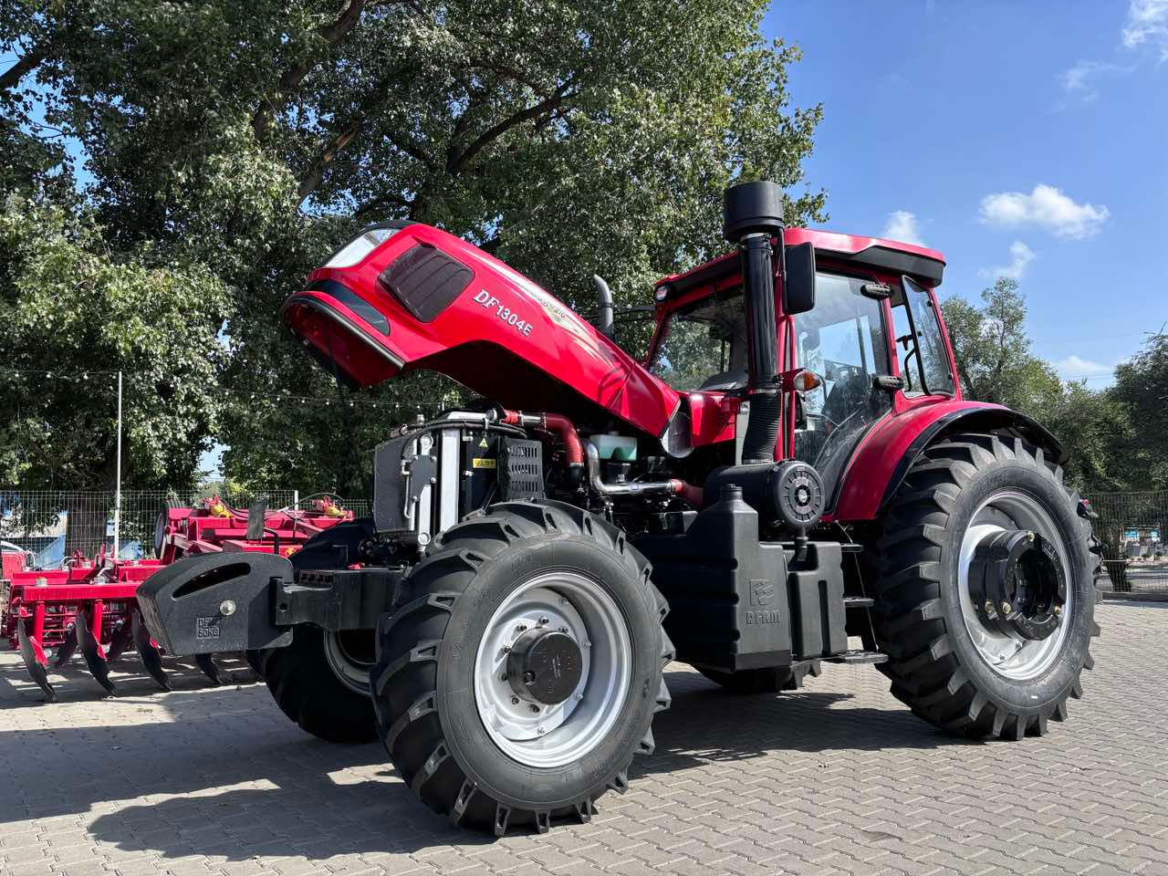 Tractor Dong-Feng DF-1304 фото 0