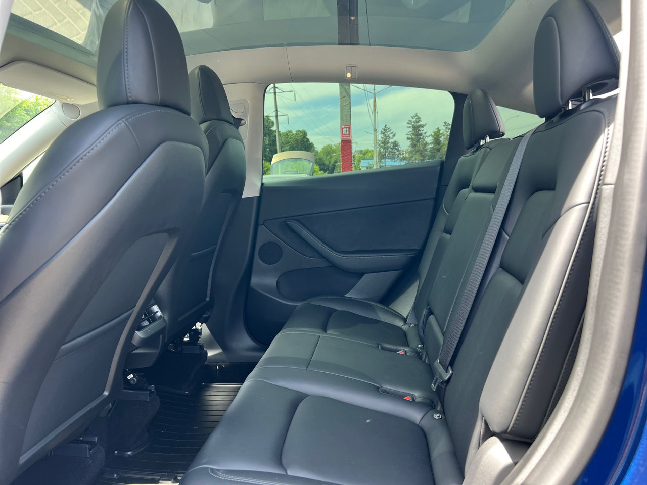 Tesla Model Y foto 15