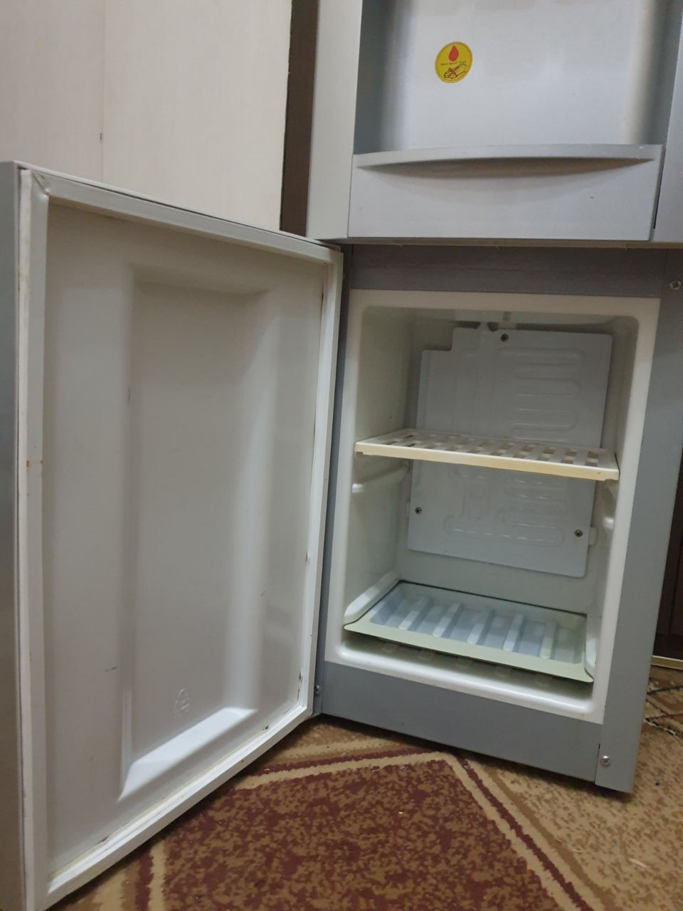 Distribuitor de apă cu frigider / диспенсер для воды с холодильником