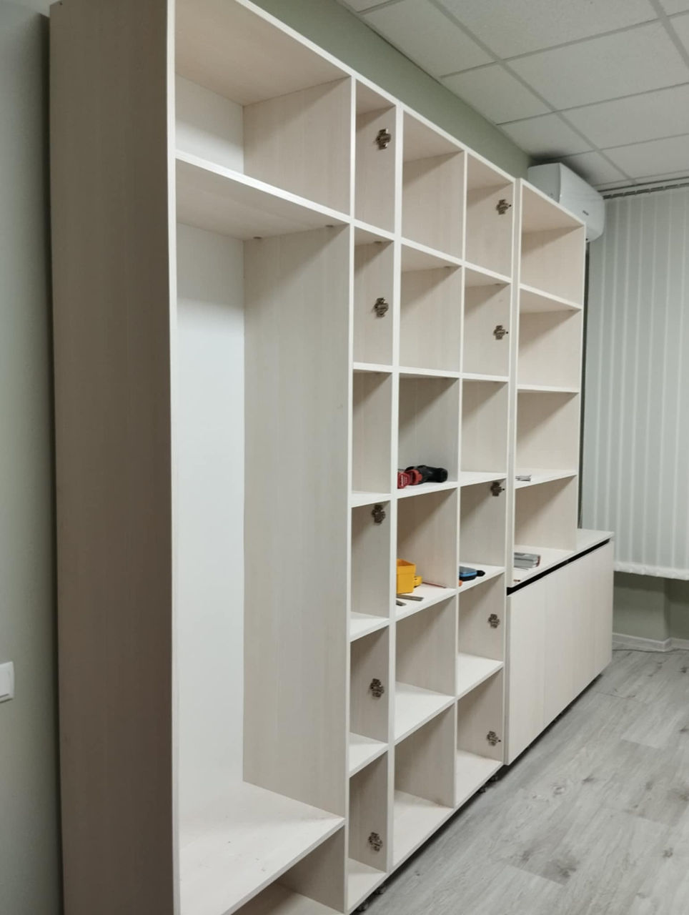 Montare mobila, asamblare, instalare mobila, dulapuri, mobila de birou, sau orice tip mobila! foto 0