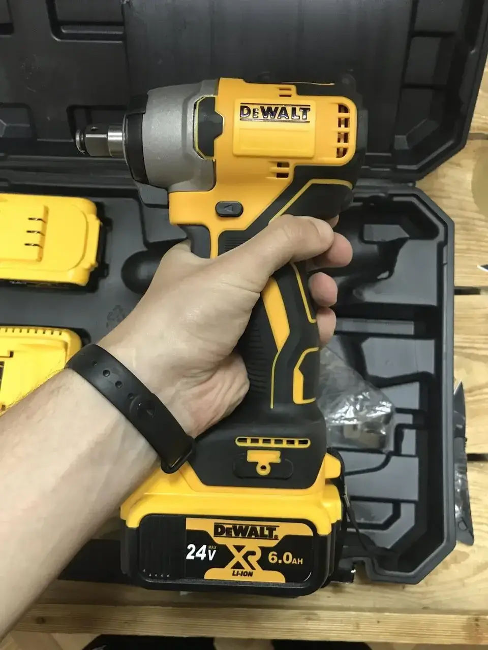 Шуруповерт DeWALT (24V 4A/h) Аккумуляторный гайковерт  24 вольт .