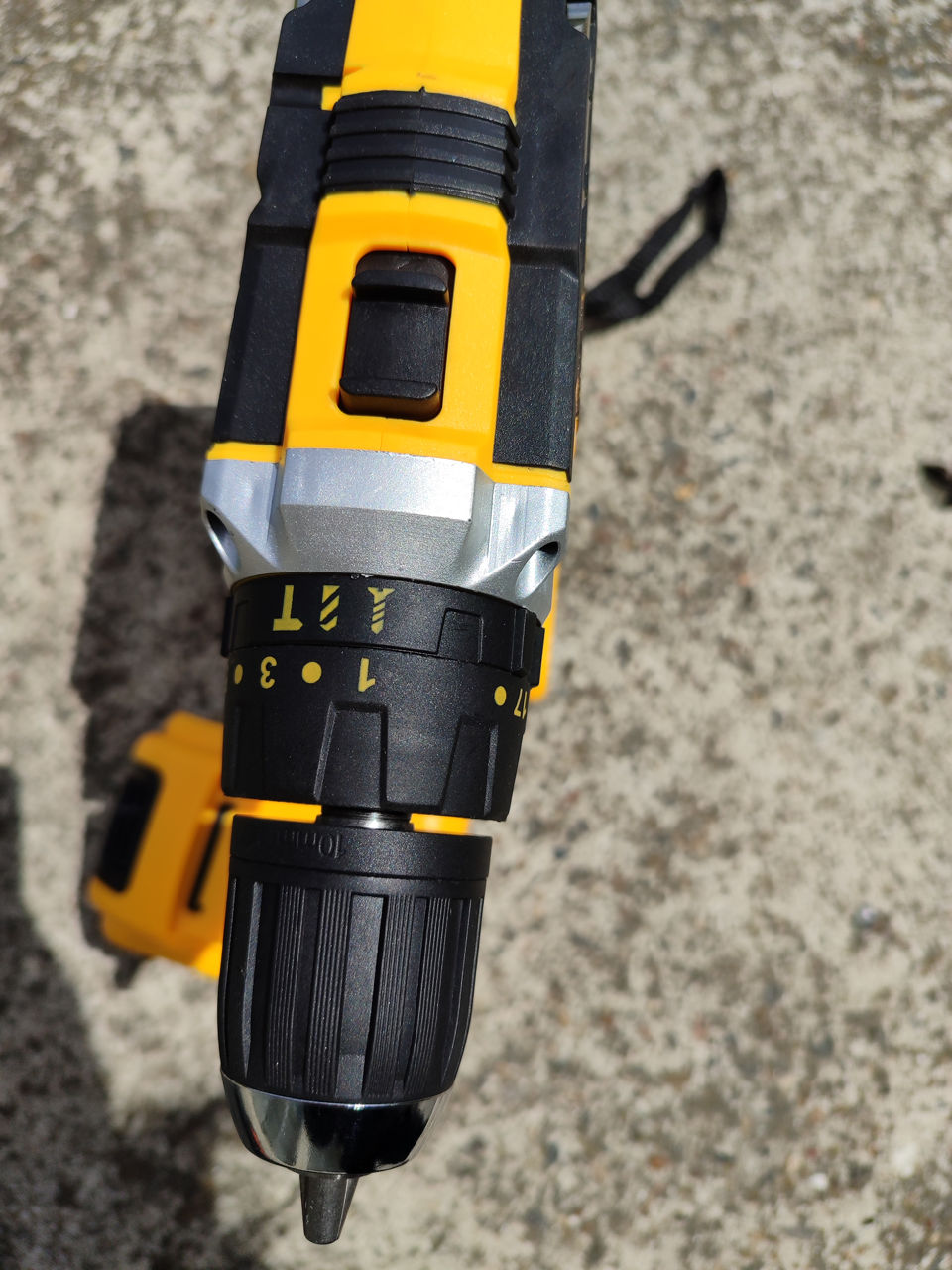 Новый ударный шуруповёрт DeWalt 24v с насадками в наборе. 2 аккумулятора foto 2