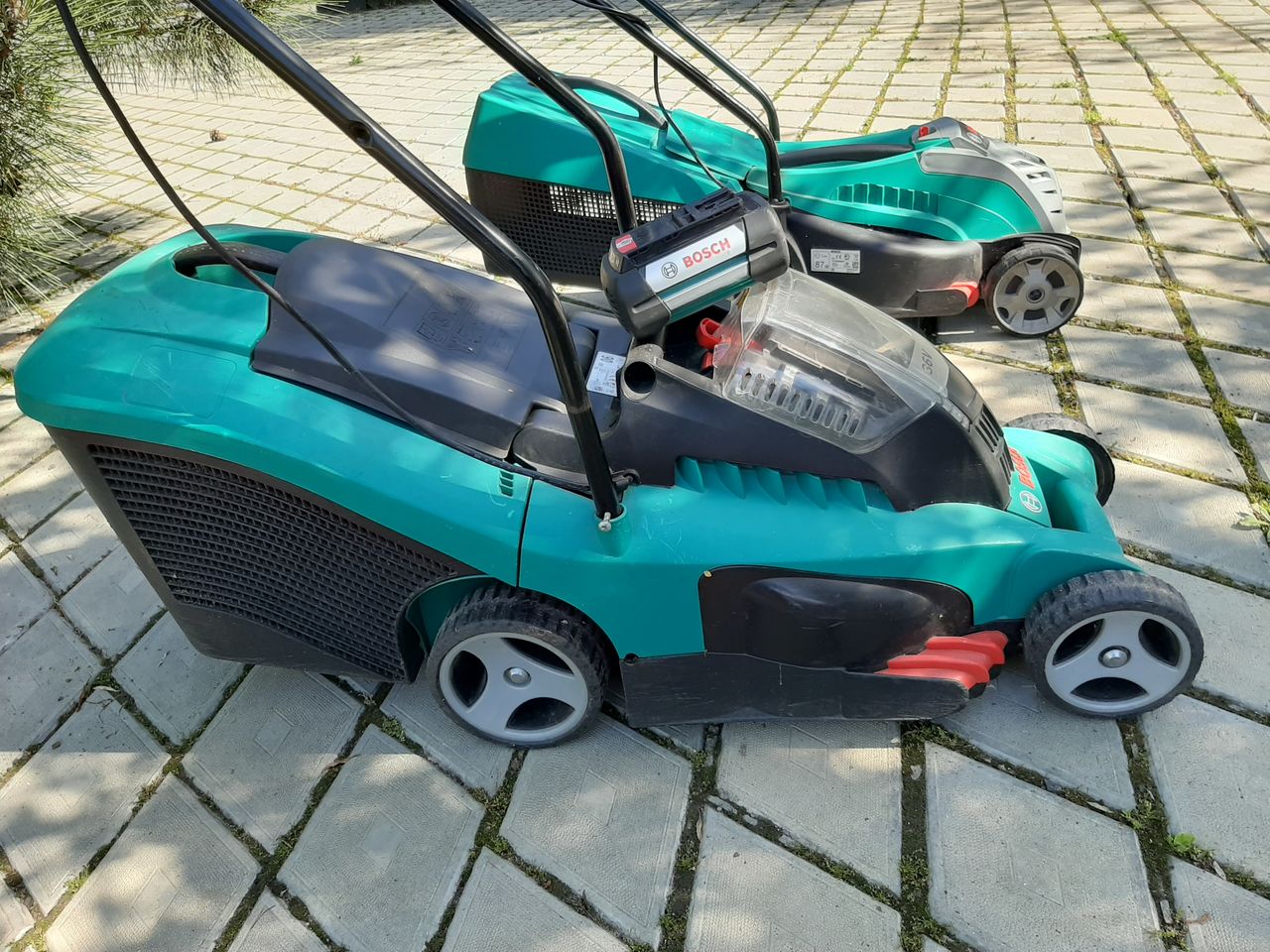 Аккумуляторная газонокосилка Bosch Rotak 34Li, триммер на леске Gardena