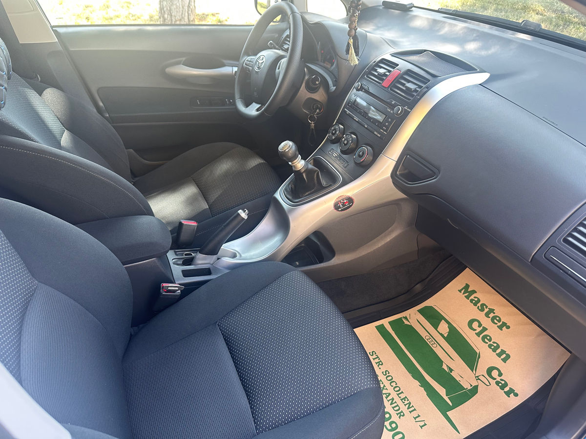 Toyota Auris фото 6
