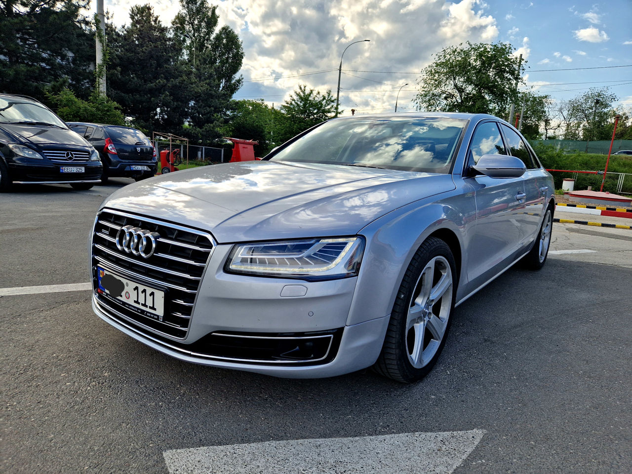 Audi A8 фото 1