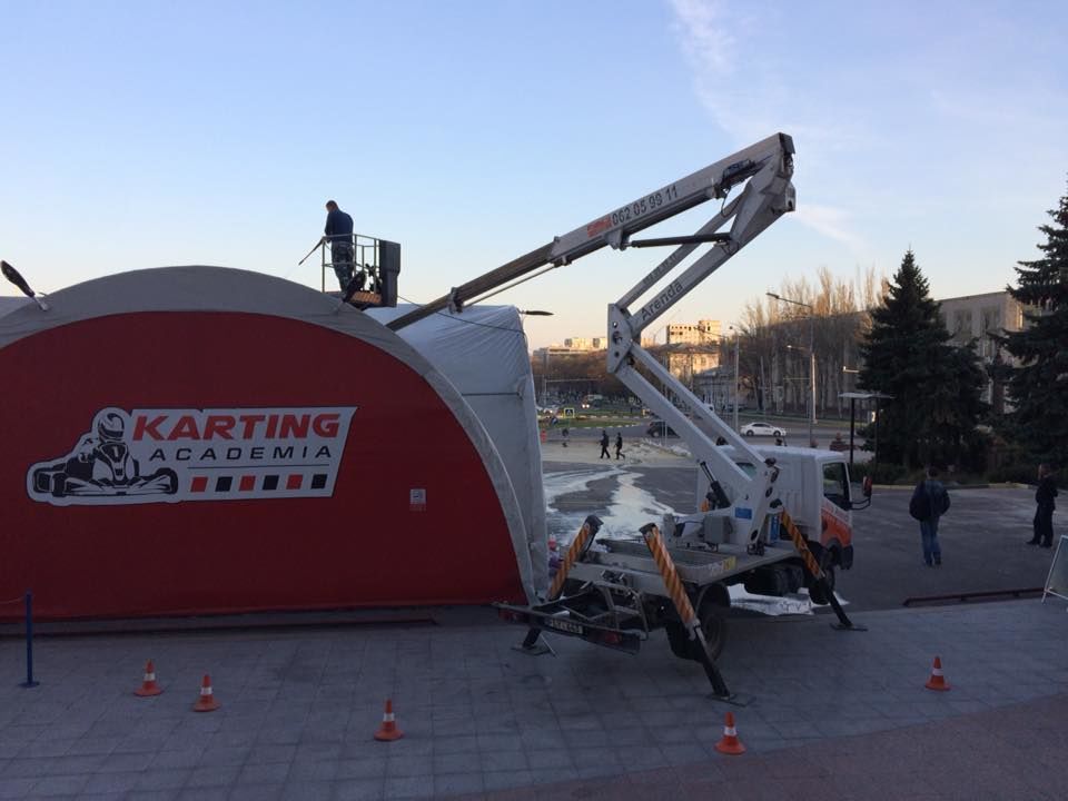 Spălarea geamurilor, vitrine, fațade, bonduri. Instalare banere -servicii Autoturn. foto 1