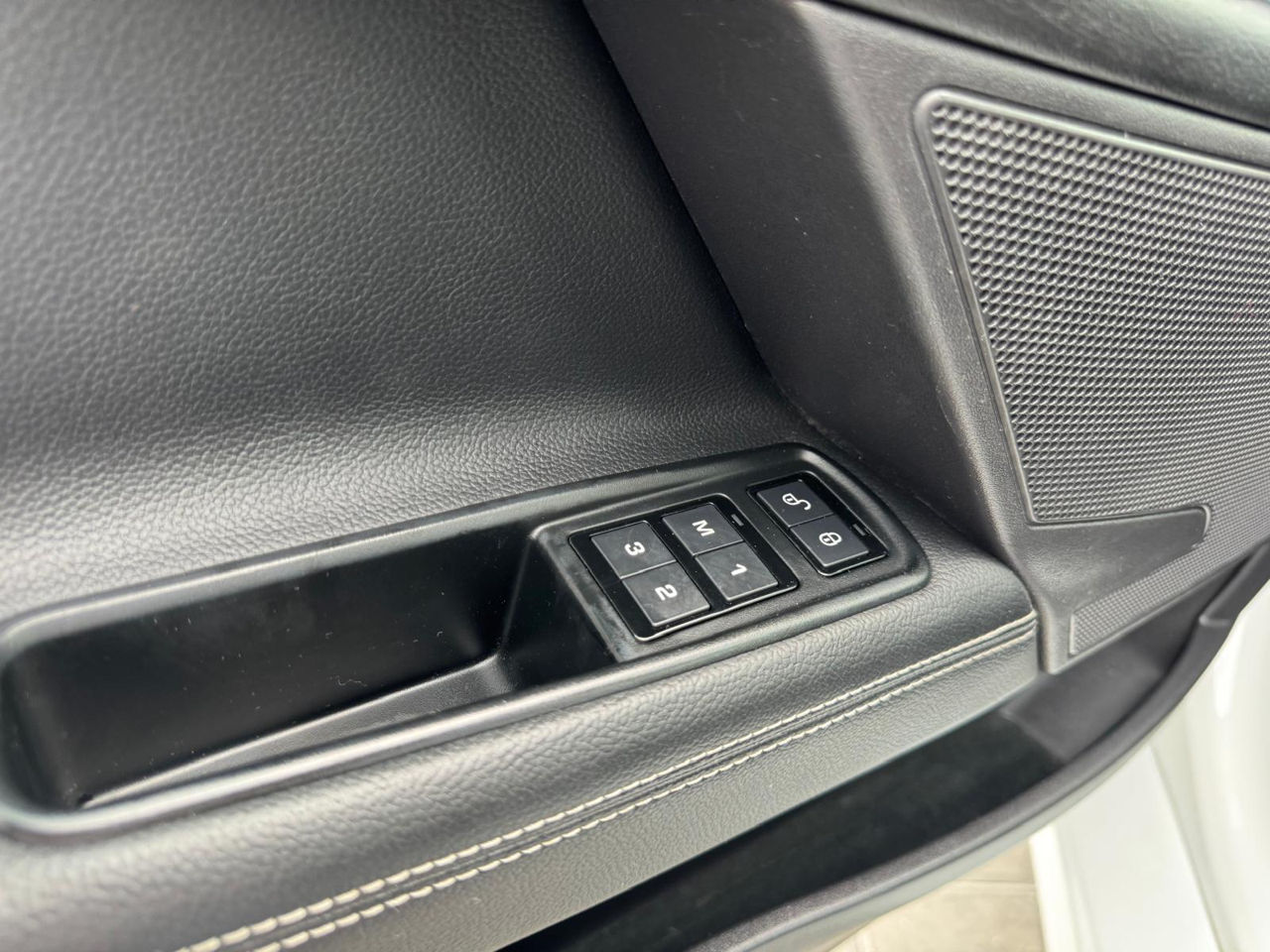Jaguar XE foto 16