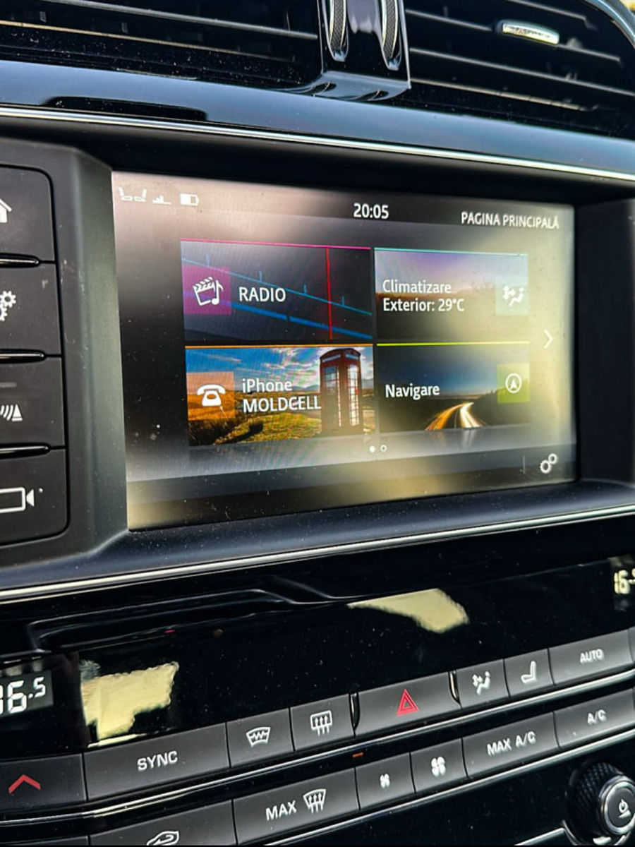 Jaguar XE фото 6