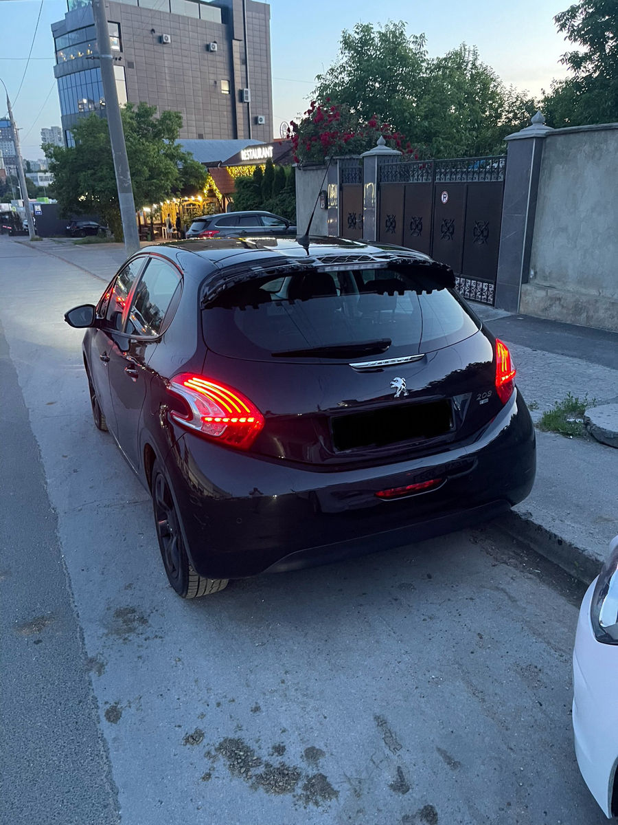 Peugeot 208 фото 1