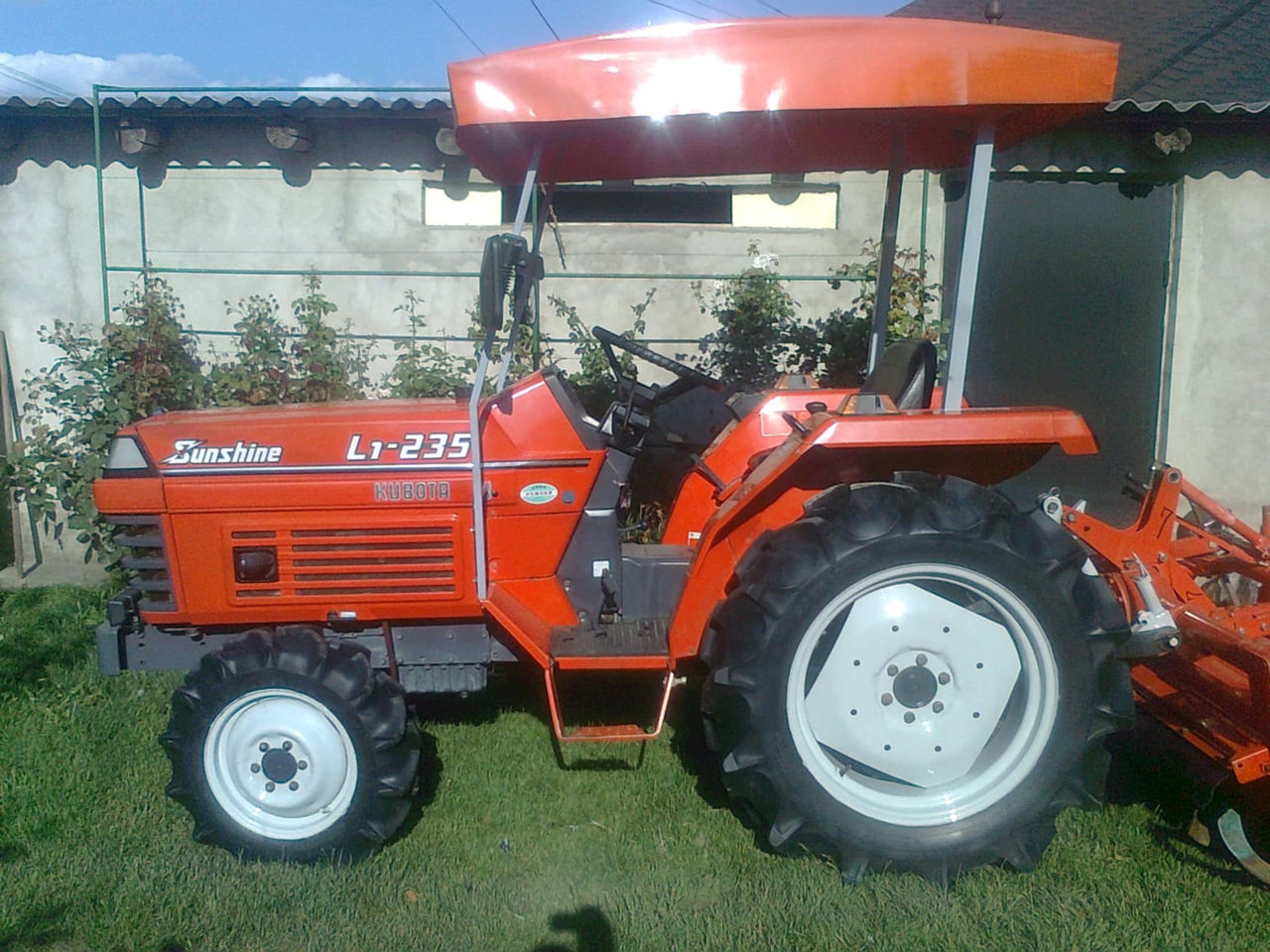 Tractor Kubota L-1, 235 foto 0