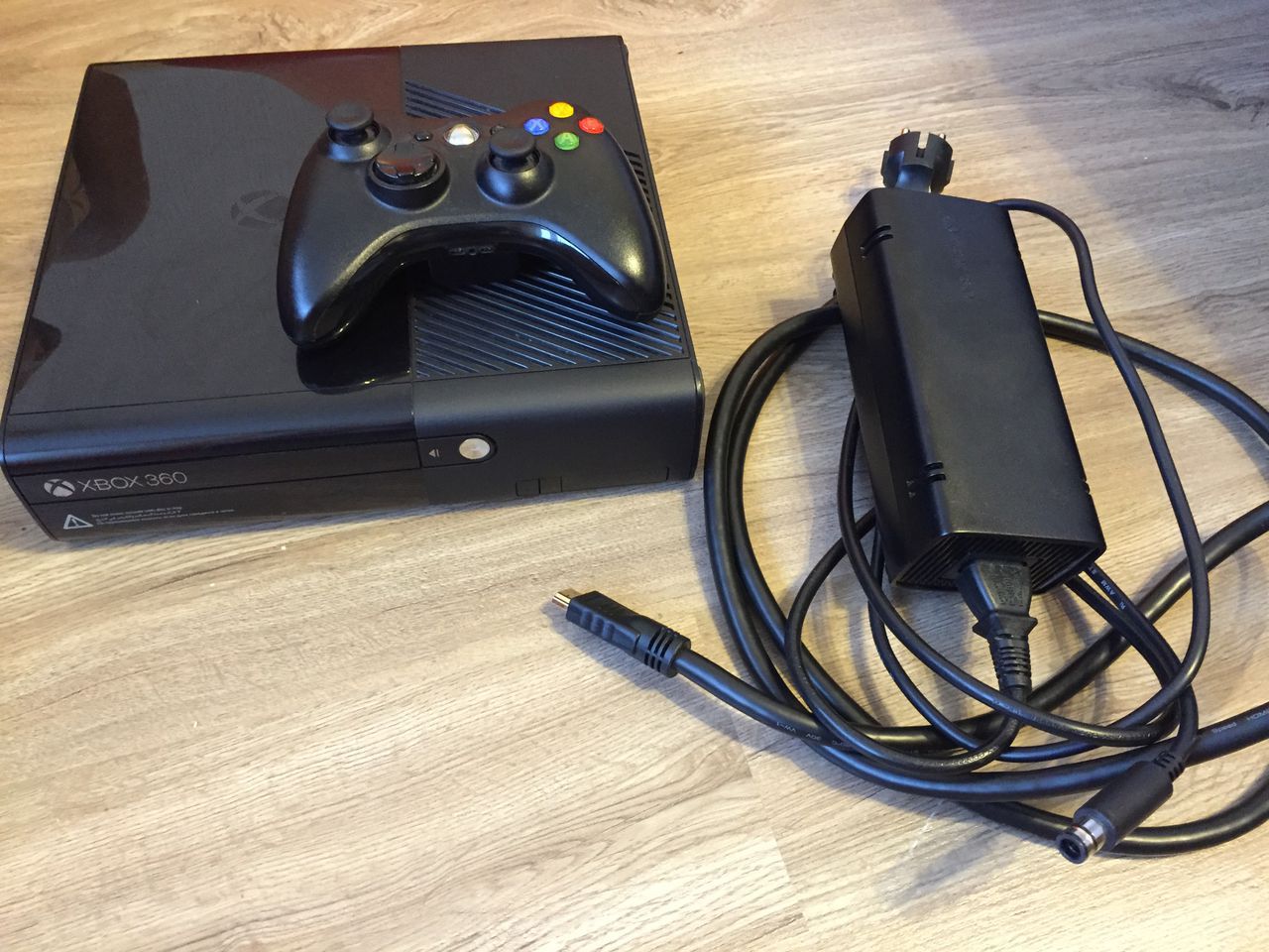 Xbox 360 E Super Slim 250GB + Freeboot + 30 игр в подарок