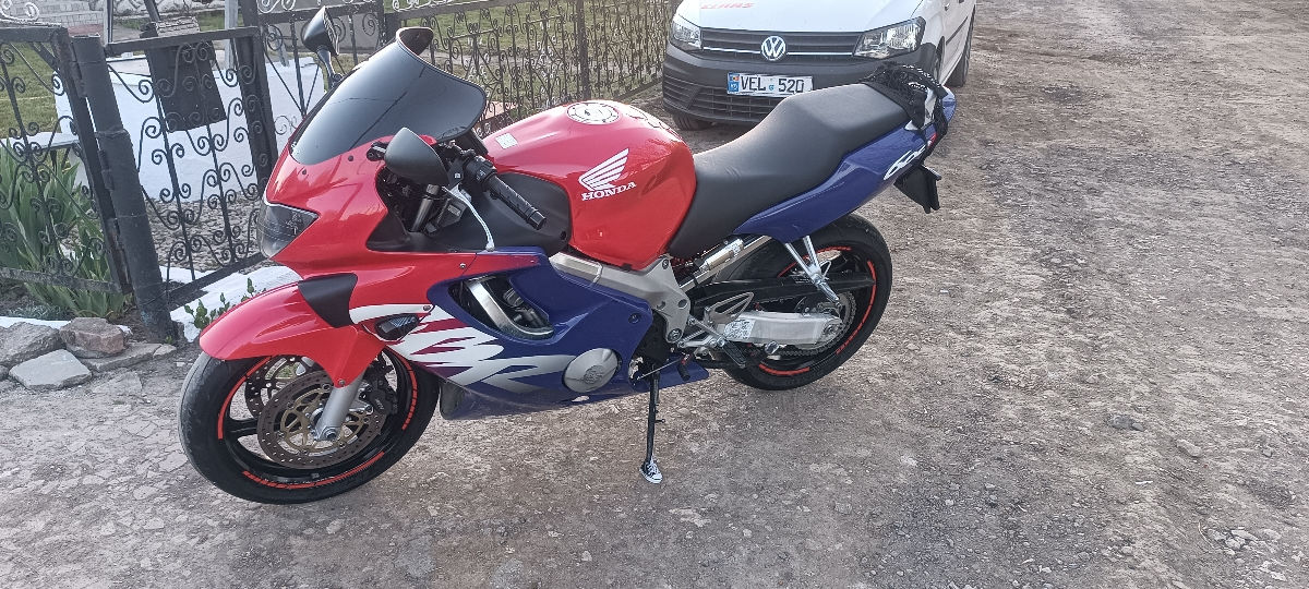 Honda CBR-600 F4 foto 2