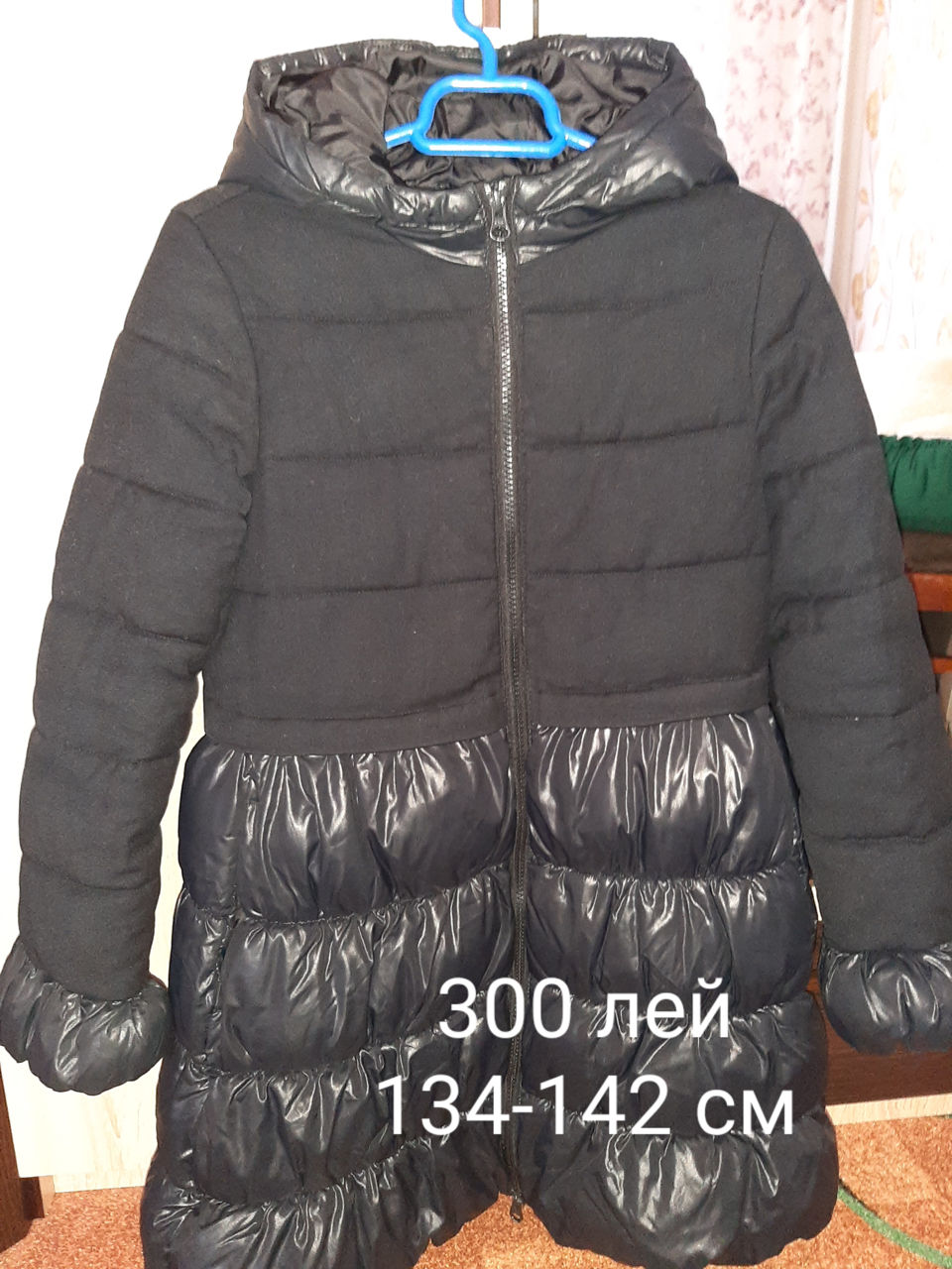 Продам курточку и пальто на девочку в отличном состоянии.