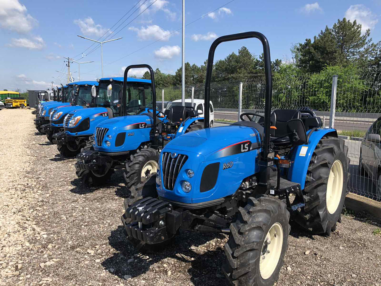 LS Tractor o gamă completă de tractoare compacte, utilitare (de la 18 CP la 101 CP) foto 0