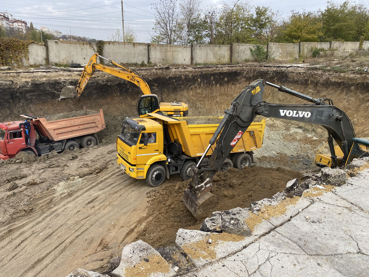 Demolari mecanizate , exavatoare pentru demolari.Terasament. excavări. transport basculante. foto 6