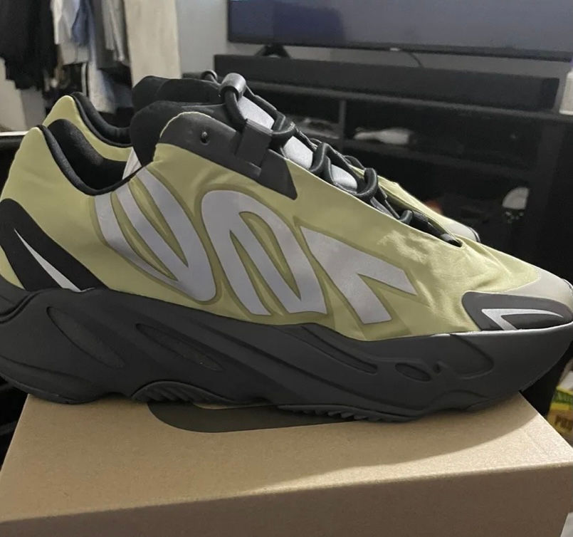 Adidas Yeezy Boost 700 foto 0