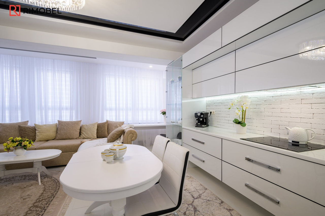 Bucătăria albă modernă liniară. foto 2
