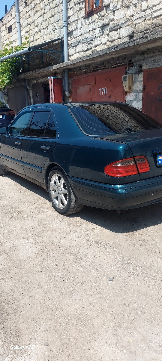 Mercedes E-Class foto 2