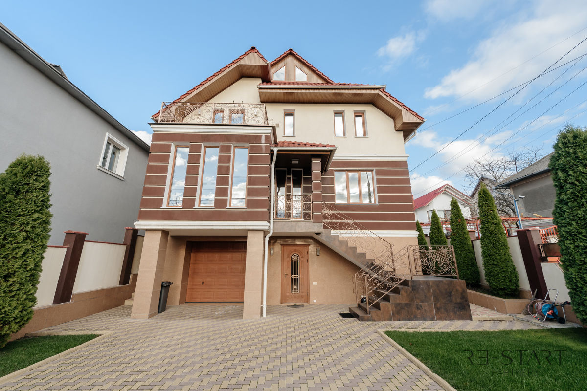 Spre vânzare: casă în stil clasic, cu design exclusiv și două intrări ...