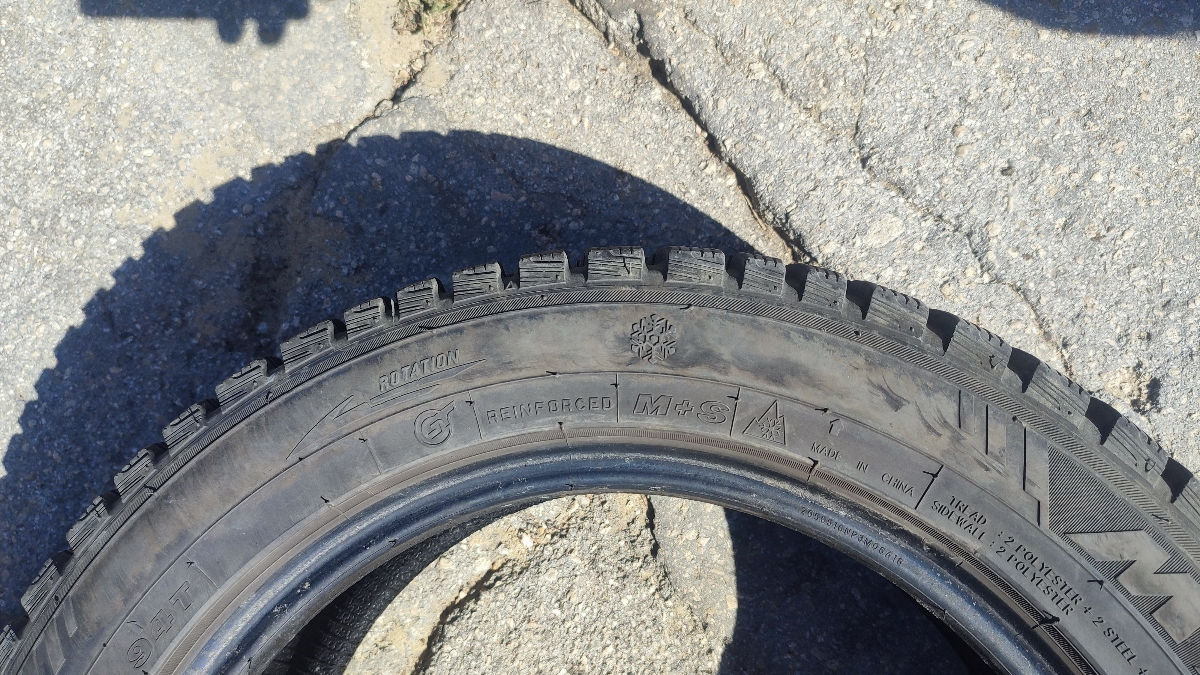 Vind anvelope de iarna MAXXIS, 205/55 R16. Stare buna. foto 3