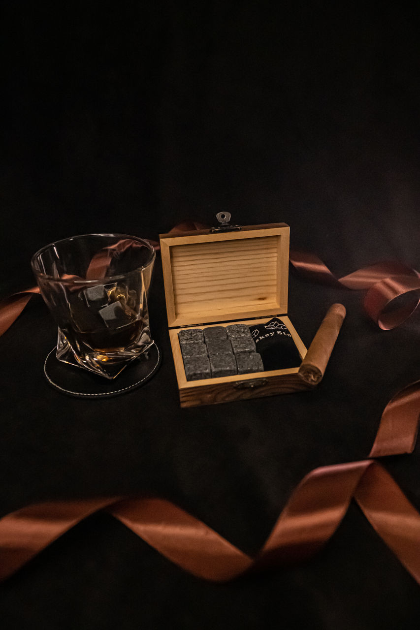 Un set elegant de pietre pentru whisky - cadoul perfect pentru cunoscători! foto 0