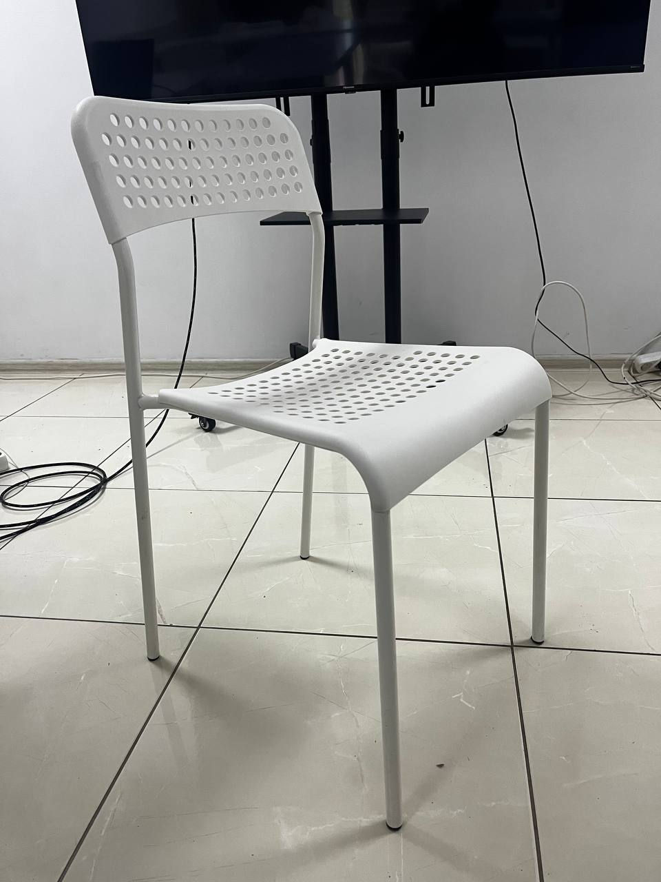 Scaune moderne, albe – perfecte pentru casă sau birou! foto 1