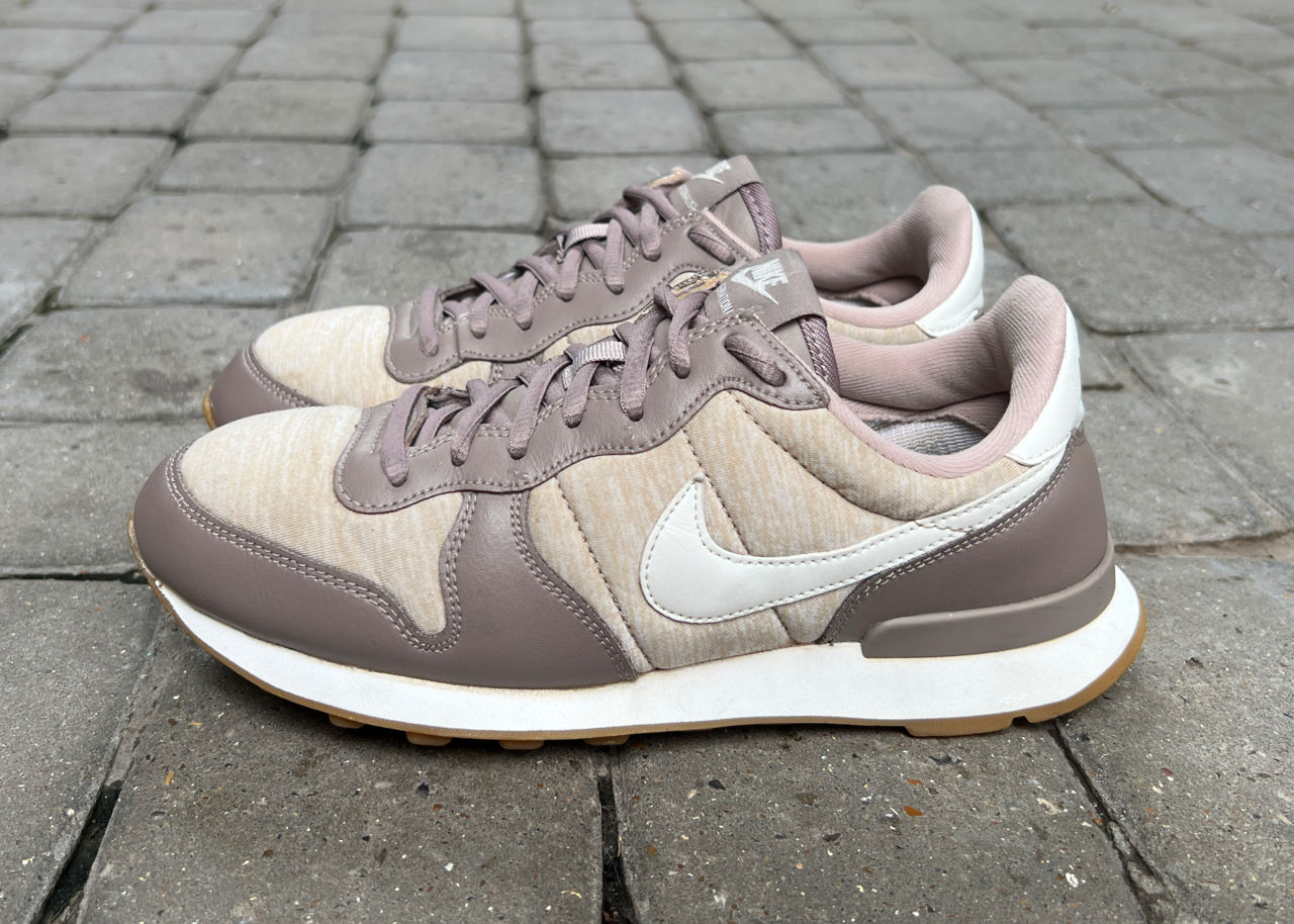 Nike Internationalist Sepia Stone Gum. 38.