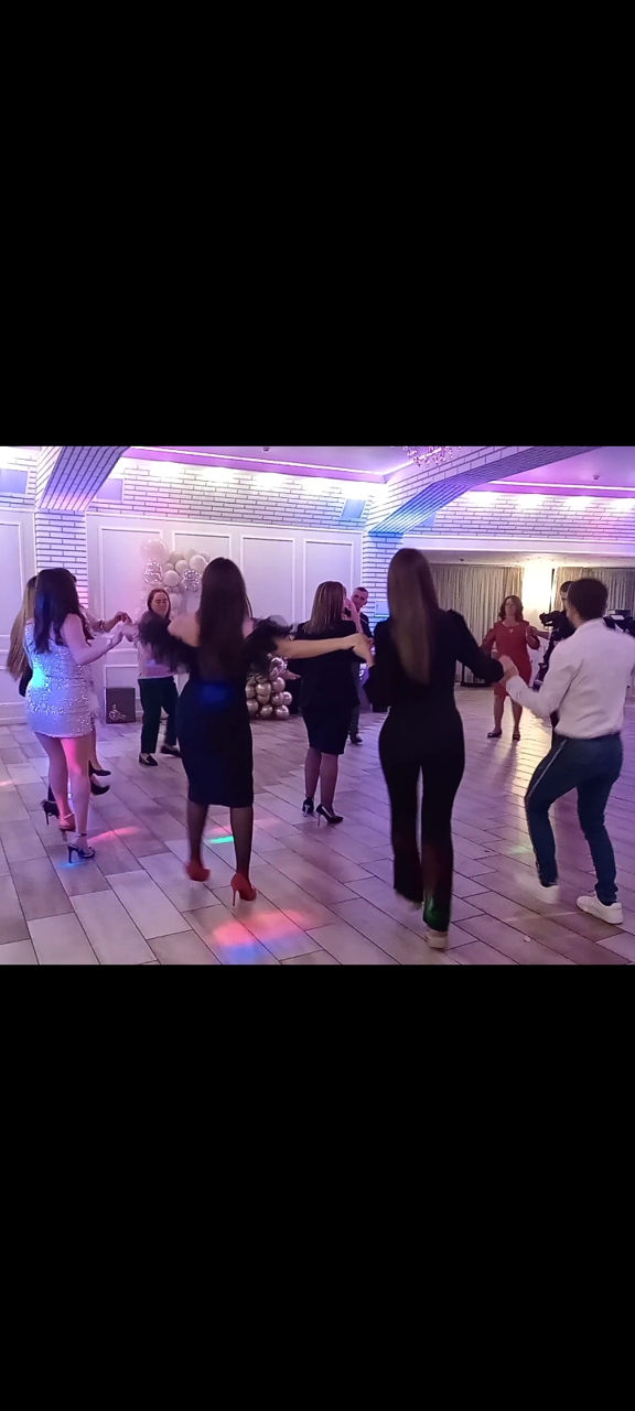 Muzică DJ/Lumini- solistă -moderatoare - pentru evenimente : zile de naștere ,nunți , cumatrii e.t.c foto 0