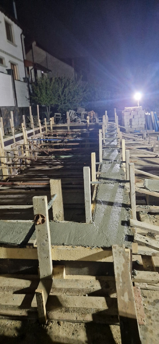 Construim piscine. Brigada de constructori. foto 2