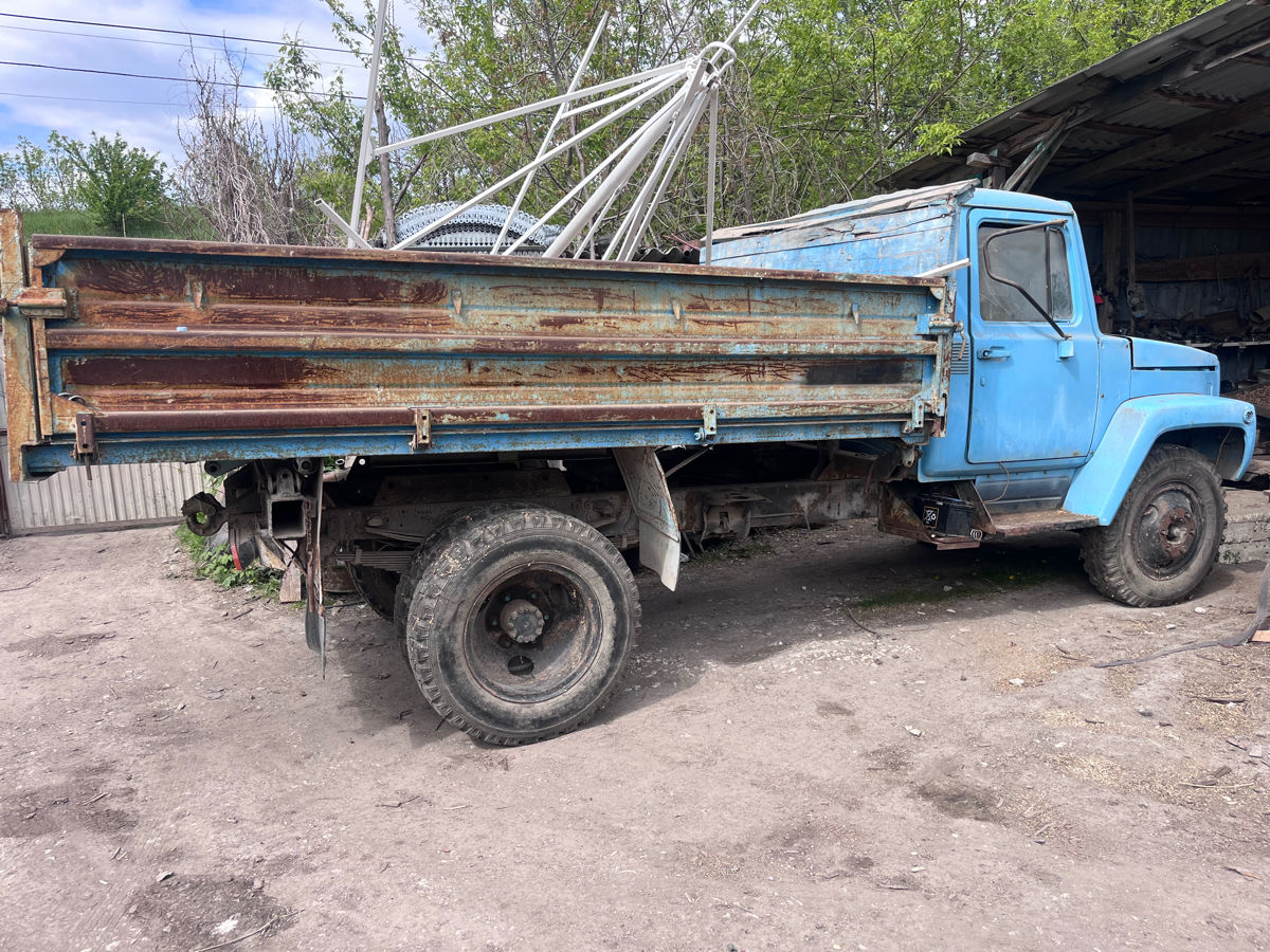 ГАЗ 3102 1998 г. с пробегом 1 км, Бензин, 2000 €