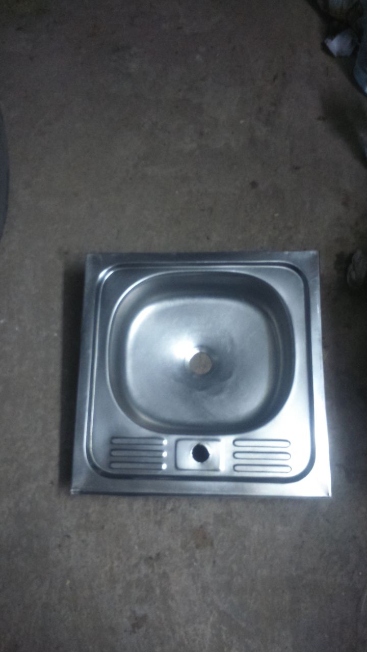 Кухонная мойка, 50 х 50.