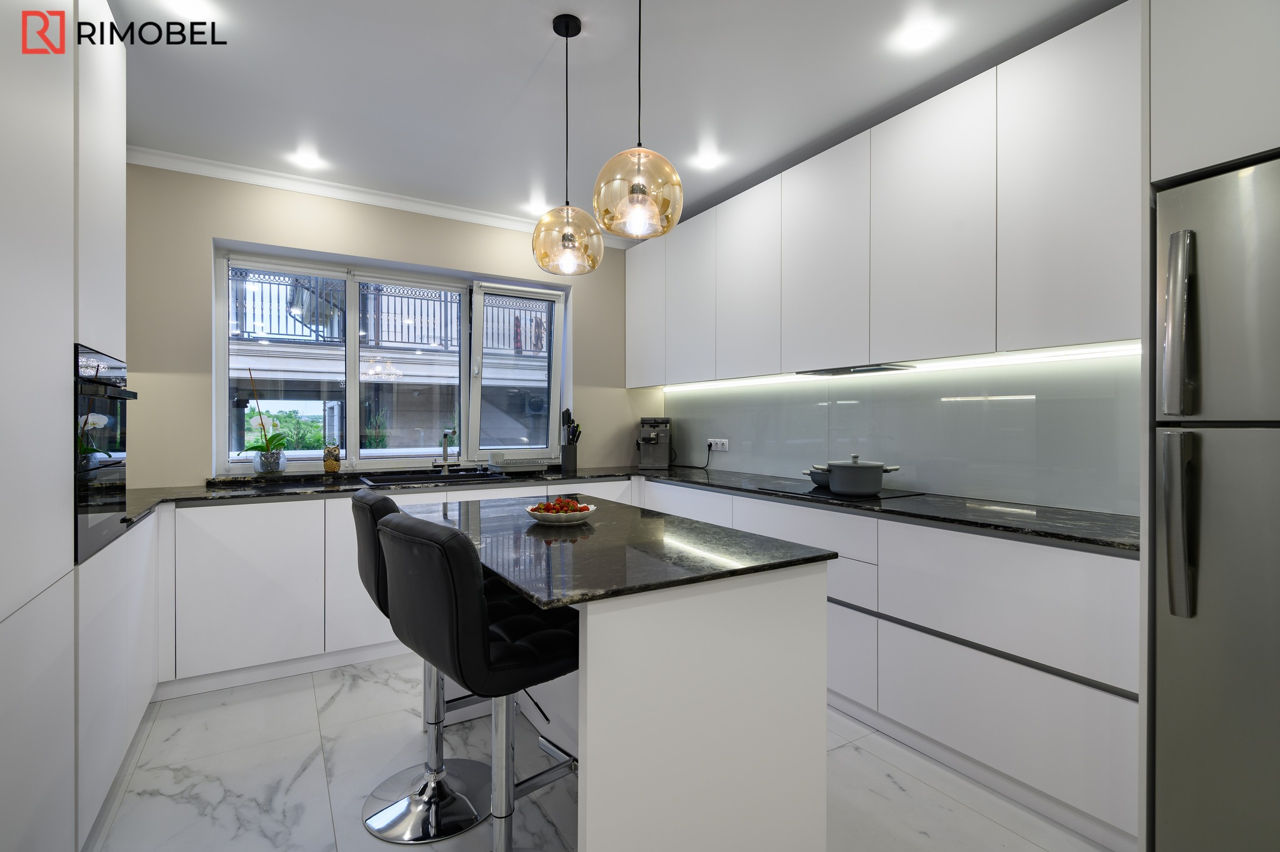 Bucătărie modernă în culoarea albă cu o peninsulă în mijloc foto 9