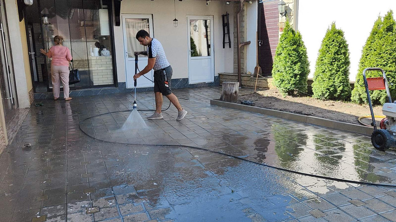 Servicii de cleaning pentru exterior: spalare fatade, acoperisuri, spalare pavaje, garduri, etc. foto 3