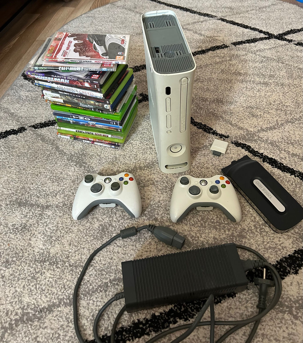Vând consolă Xbox 360 în stare bună de funcționare. Tot ce este în poze este inclus: foto 2