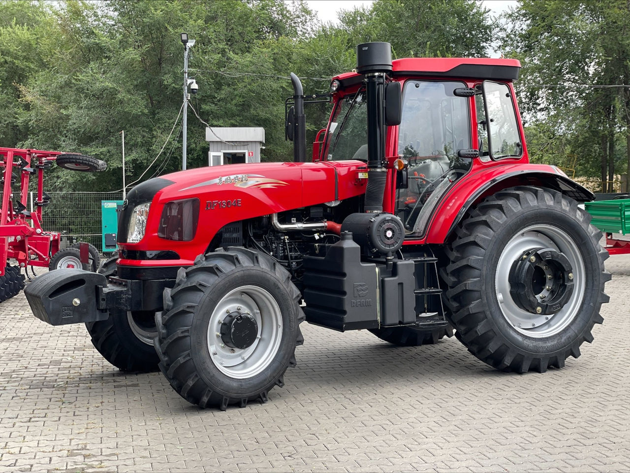 Tractor Dong-Feng DF-1304 фото 3