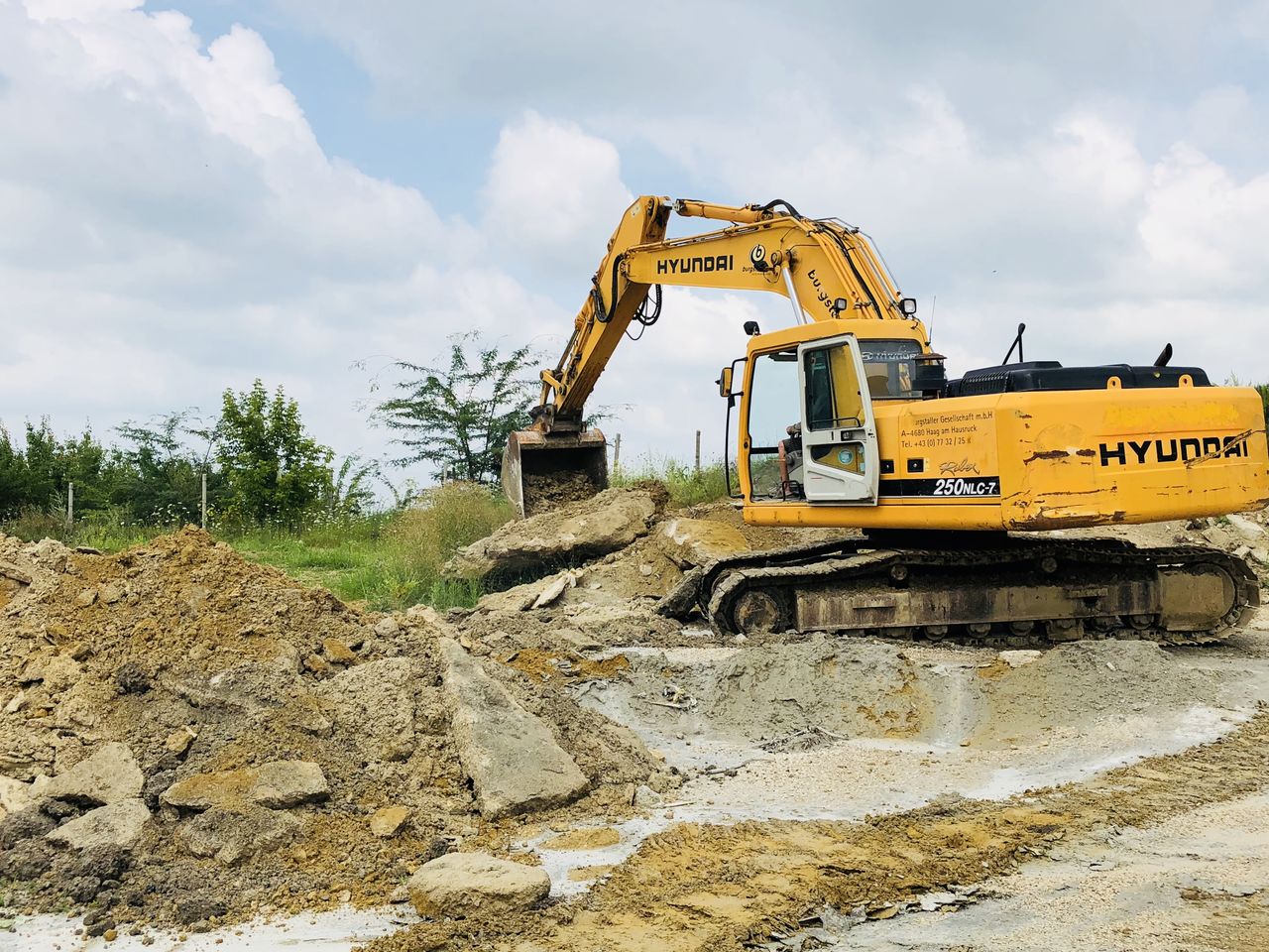 Servicii cu buldoexcavatoare si excavator pe senile foto 1