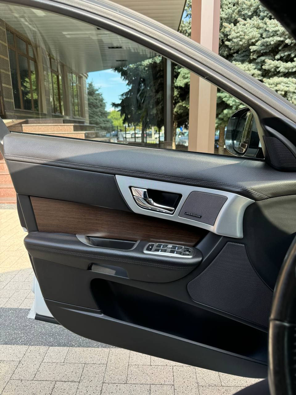 Jaguar XF фото 8
