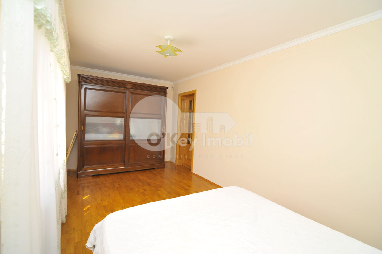 Casă cu 3 nivele, 360 mp, reparație euro, Codru, 1000 € foto 6