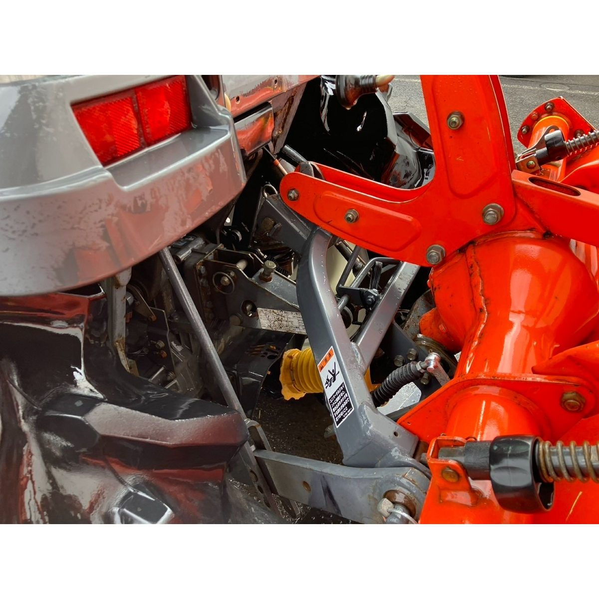 Kubota KT-30 este un tractor compact cu cabina + freza  foto 5