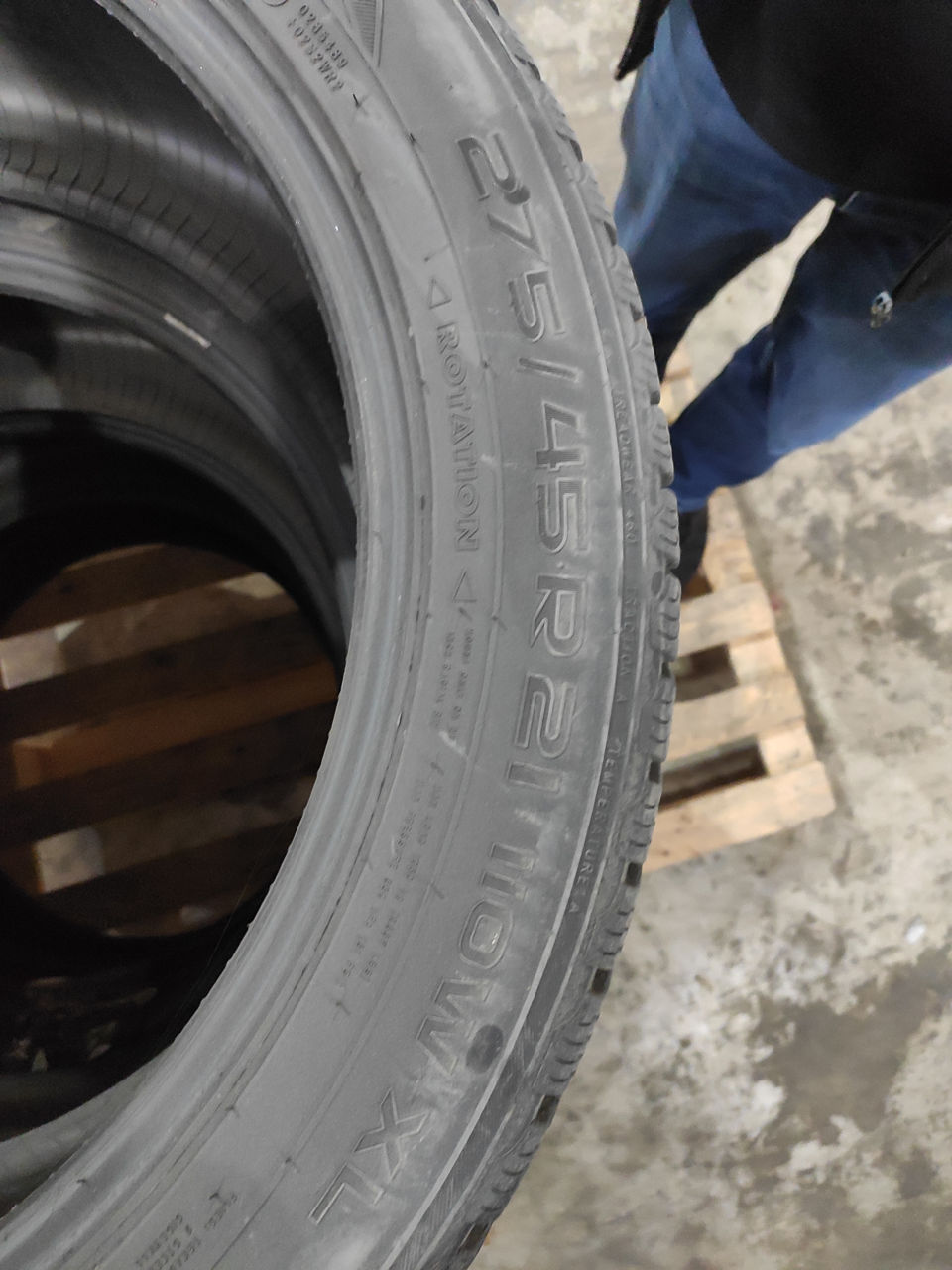 Отличные шины Nokian 275/45 R21 зимние, практически новые