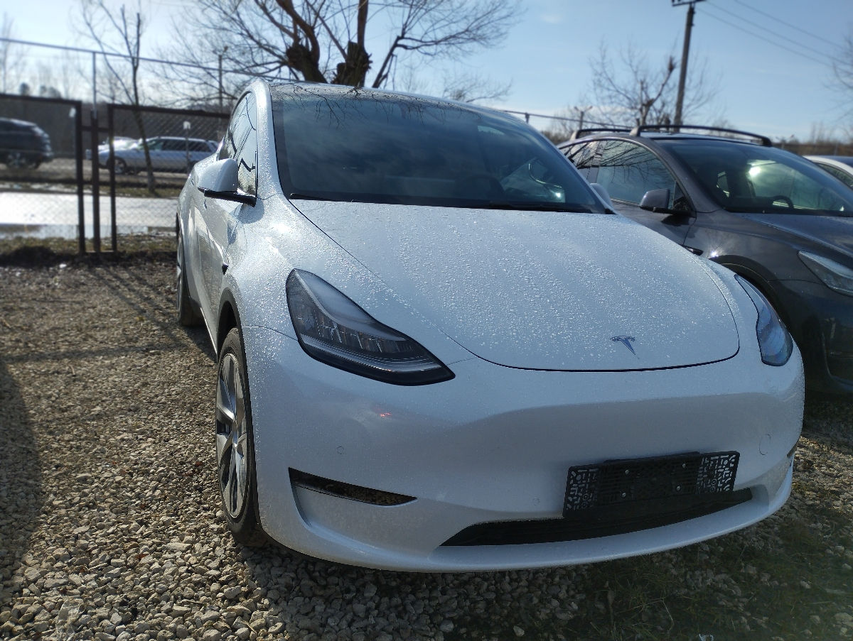 Tesla Model Y foto 2