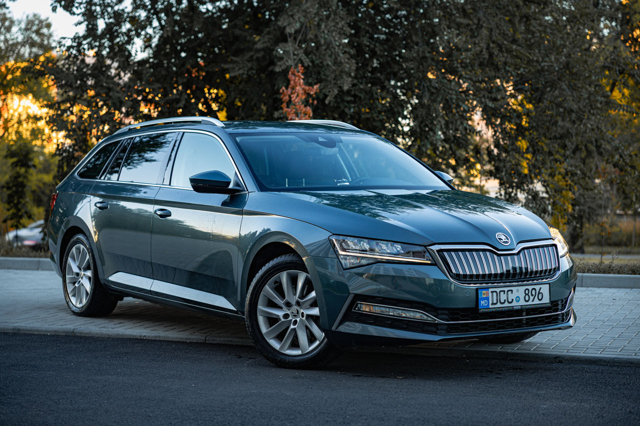 Wunderschone Skoda Superb Hybrid Fotos